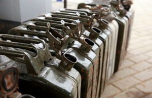 Канистры с бензином тоскливо стоят. Канистры с бензином тоскливо стоят.