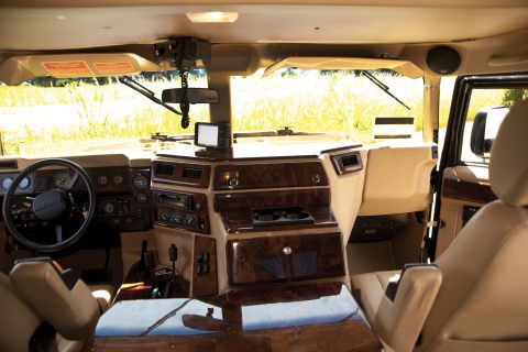 Tupac-Shakur-1996-Hummer-cabin-04