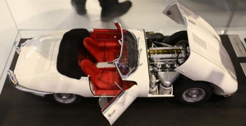 1475417311_26710-1475400799-modelki-jaguar-e-type-ocenili-v-10-000-dollarov