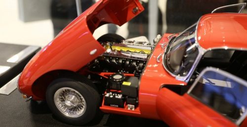 1475417283_26710-1475400939-modelki-jaguar-e-type-ocenili-v-10-000-dollarov