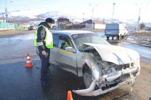 1490854978_v-magadane-voditel-taksi-prestizh-sprovociroval-dtp