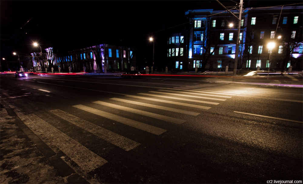 Вечер переходит в ночь. Освещение пешеходных переходов. Подсветка пешеходного перехода. Пешеходный переход ночью. Пешеход ночью.