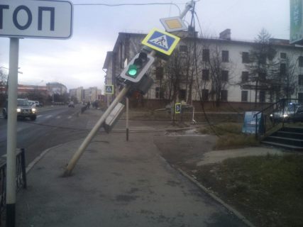 В Магадане водитель эвакуатора снес пять фонарных столбов с светофорами на 1,2 млн рублей в Магадане « автомагадан