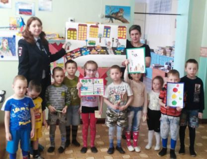 В Магаданской области инспекторы ГИБДД проводят занятия с ребятами из отдаленных поселков в Магадане « автомагадан