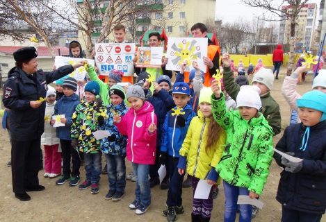 В Магадане проведена пропагандистская акция «Возьми Солнышко в дорогу!» в Магадане « автомагадан