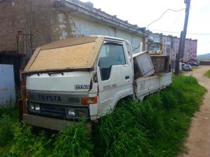 Настоящий «рынок» автохлама ликвидирует Административно-техническая инспекция в магаданском микрорайоне Солнечный в Магадане « автомагадан